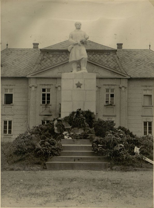 Фотография: г. Дьомро. Памятник-монумент на воинском кладбище