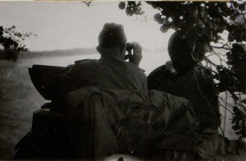 Фотография: Полковник Кудрявцев М.А. (слева) и подполковник Гвоздков В.М. в бою под Лыэпна