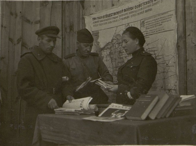Image: In the club's library: issuing newspapers and letters