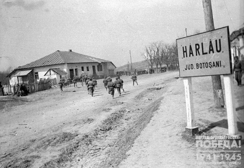 Soviet infantry forcing German troops out of one of Romanian towns