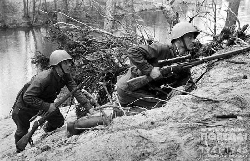 Snipers sergeant Bedash P.I. (on the right) and corporal Plekhov I. advancing to a combat position