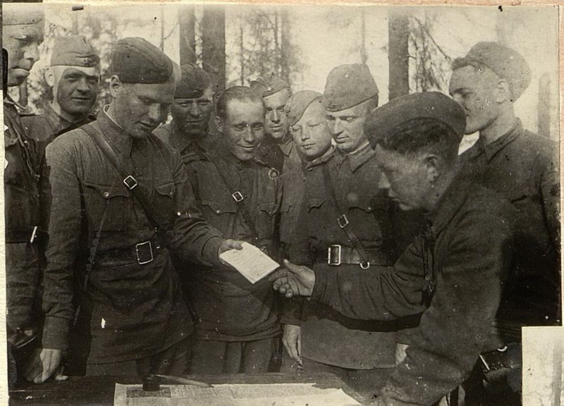Image: Soldiers and commanders sign up for a loan. Captain Protasov, deputy commander of the 1st battalion for political affairs, makes a speech