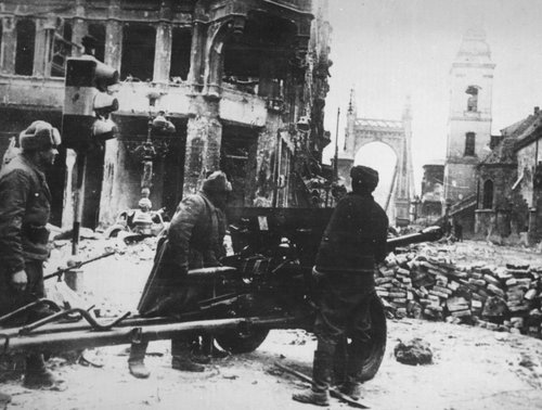 Soviet artillerymen during street fight in Budapest