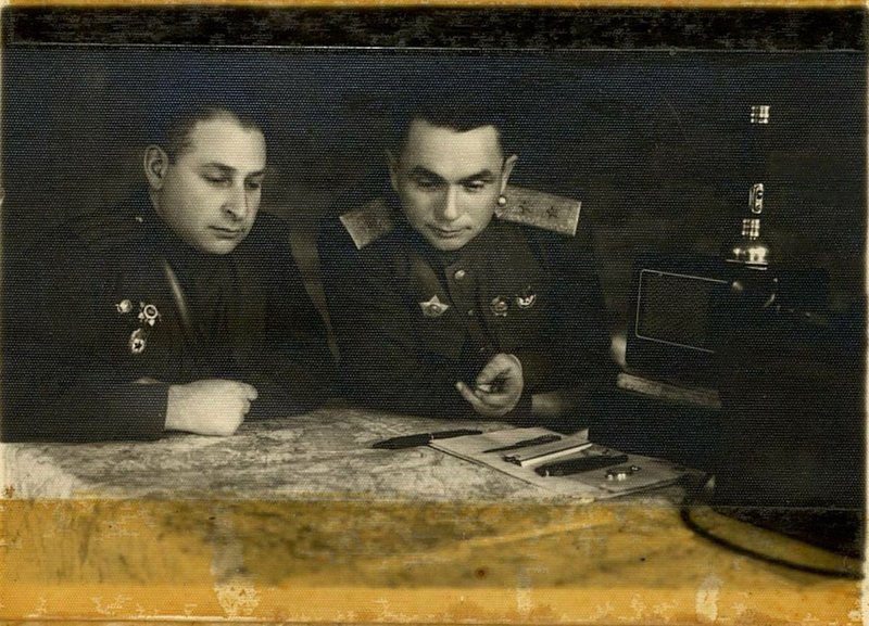 Фотография: Командир корпуса гвардии генерал лейтенант Рубанюк и Начальник штаба гвардии полковник Стерин разрабатывают план операции по форсированию р. Днепр