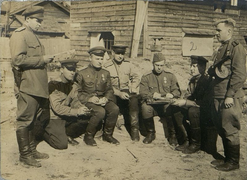 Фотография: Заседание партийного бюро 1058 стрелкового полка по приему в партию