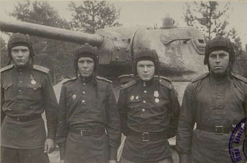 Image: The crew of Lieutenant Semkin distinguished themselves in the battle for Dokty (from left to right): tank commander Lieutenant  Semkin, mechanic driver sergeant Vystryb, radio operator Senior sergeant Kireev, tower commander sergeant Zhigalov
