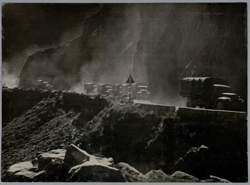 Фотография: Альбом "История 28 автомобильного полка, 1943-1944 гг."