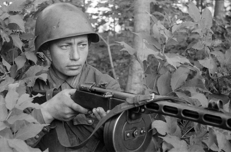 Machine gunner, komsomol member V. Budtsev in ambush. Bryansk Front, summer 1943