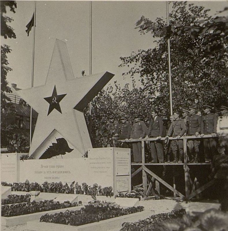 Фотография: г. Штоккерау. Траурный митинг, посвященный открытию памятника