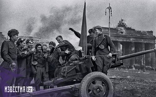 Red Army soldiers at the Brandenburg Gate