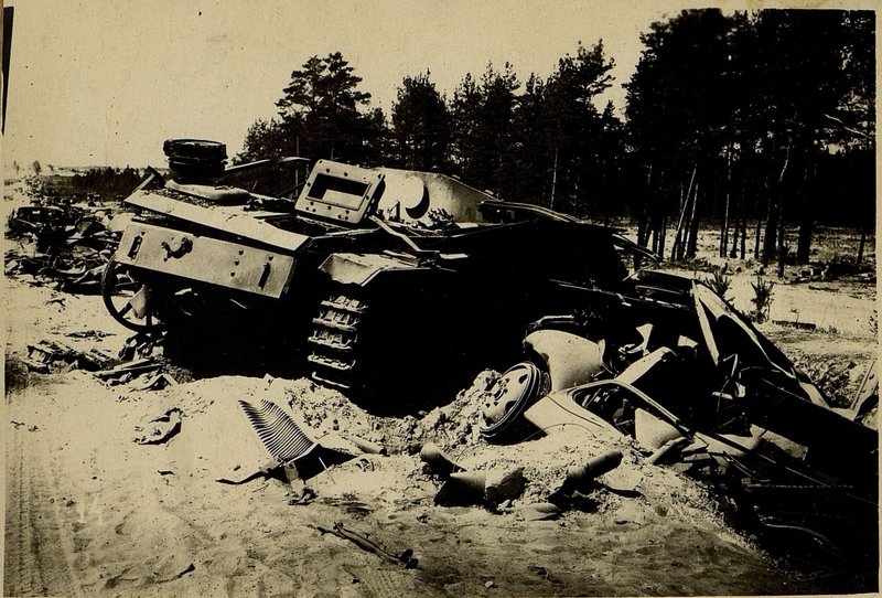 Фотография: Танк, разбитый прямым попаданием бомбы