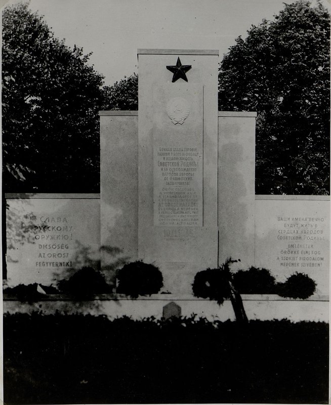 Фотография: г. Сент-Леринц. Мемориальная доска на воинском кладбище
