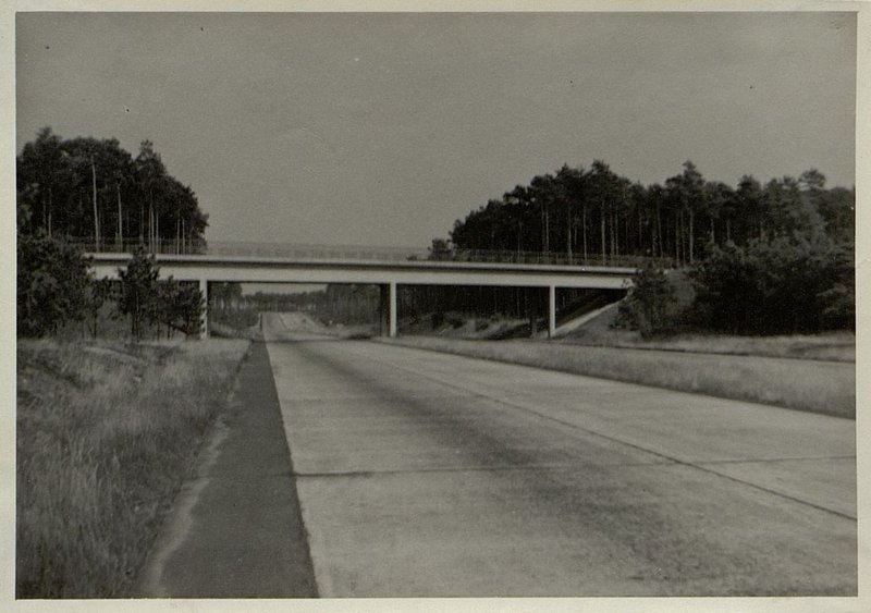 Фотография: Автострада. Типичный мост через автостраду. (15 км. юго-западнее г. Потсдам)