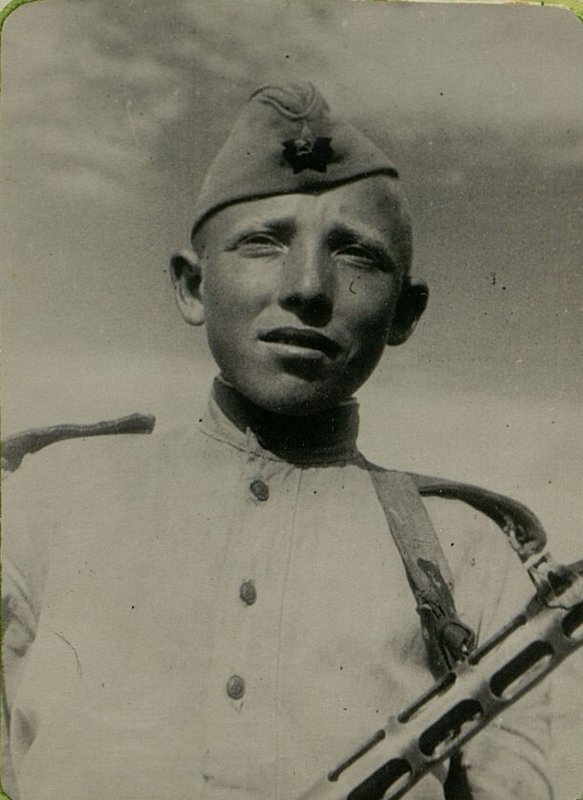 Фотография: Лихой автоматчик, молодой коммунист товарищ Жаров В.Т.