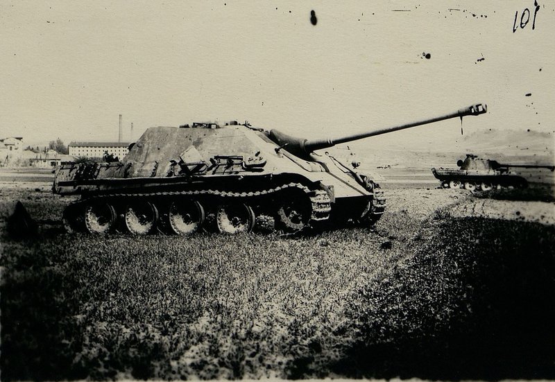 Фотография: Танки противника, подбитые и сожженные нашей артиллерией север Босковице. Полоса действия 17 гвардии стрелкового корпуса