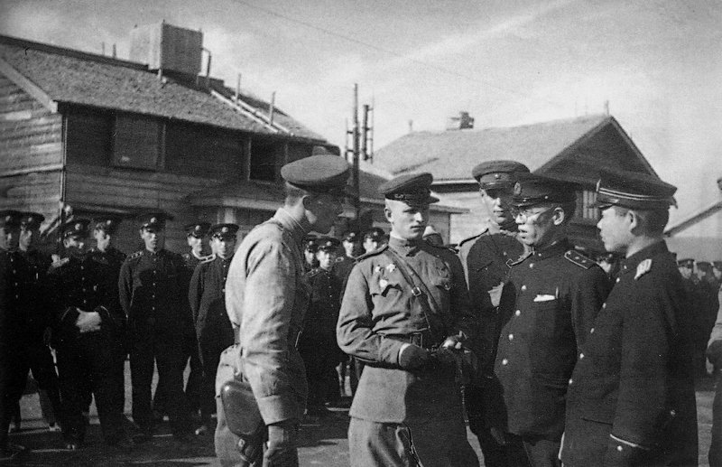 Советские офицеры и японские полицейские на улице города Сикука (совр. Поронайск). Южный Сахалин