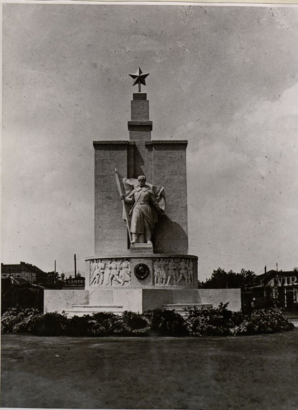 Image: Monument at a separate mass grave (Uypest district, Baichi-Zhilinski street)