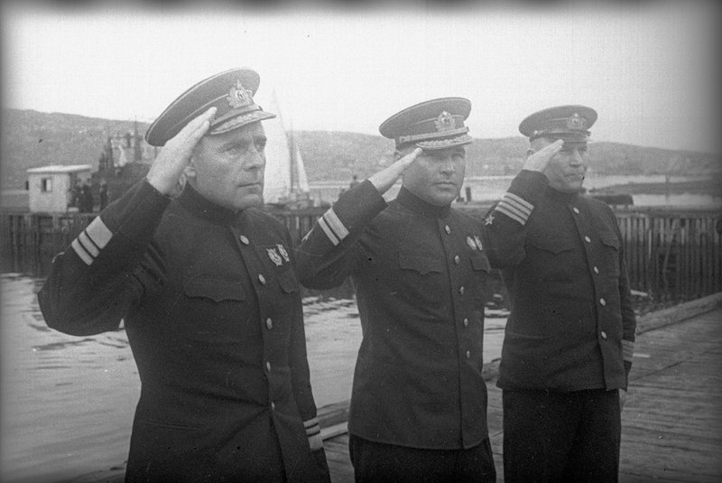 Командующий Северным флотом вице-адмирал Арсений Головко и контр-адмирал Николай Виноградов. Полярный