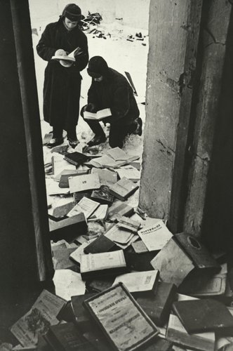 Дети у разгромленной немцами школьной библиотеки в Ясной Поляне