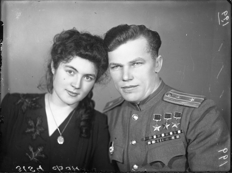 «Лётчик Иван Кожедуб с женой»