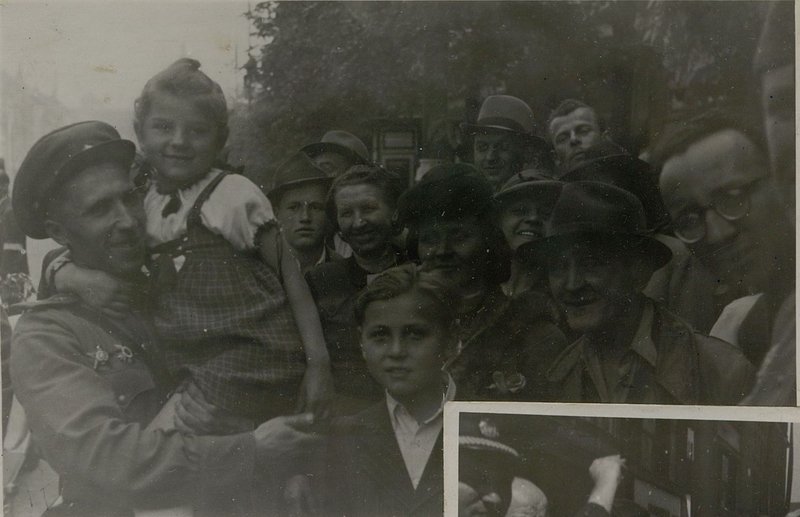 Фотография: Помощник начальника штаба артиллерии по ПВО гвардии майор Прозукин среди благодарных за освобождение