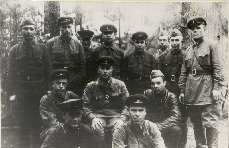 Фотография: В центре во втором ряду сидит Заместитель командира полка по тылу Геренков, слева рядом Ларин и справа старший врач полка Моисеев Б.