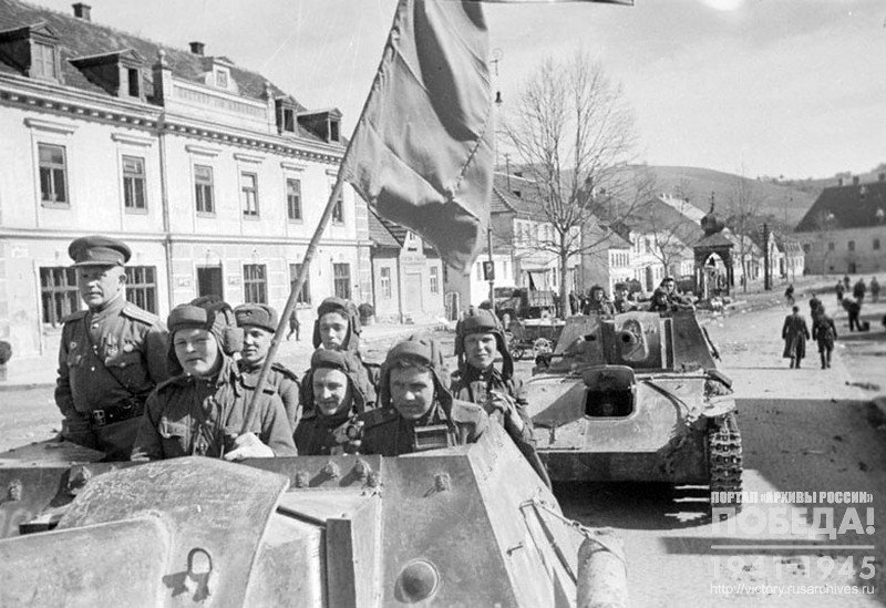 Артиллеристы самоходных орудий гвардии подполковника В.С. Шоничева, первыми вступившие на австрийскую землю, проезжают по улице одного из городов