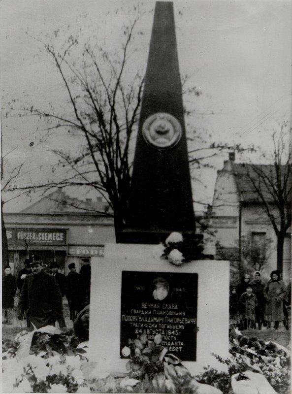 Image: Budapest (district Peshtsenterzhebet) a monument to the deceased Guards Colonel V.G. Popov. the former commandant of Pestcenterzhabet