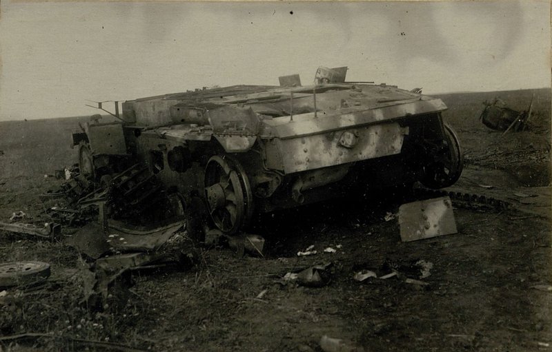 Фотография: Два прямых попадания 122 мм снарядов в башню. Огонь вела 3-я батарея 642 ПАП 5 АД РГК. Район Бузулук 6.7.43 г.