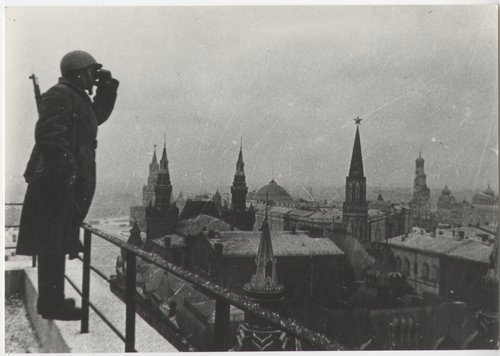 «Дозорный на крыше гостиницы «Москва»»