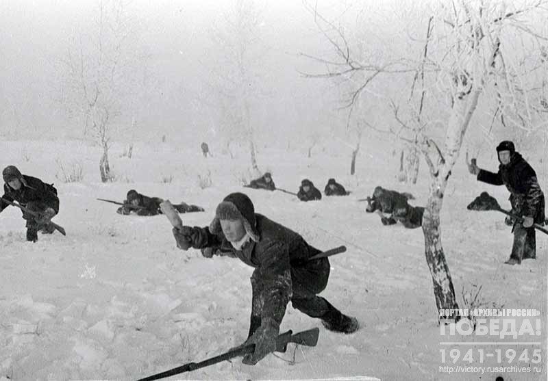 Vsevobuch fighters of the 1st military training center of the Dolgoderevenskoye village in the Chelyabinsk Region during tactical training