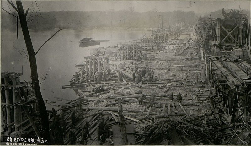 Фотография: Общий вид стр-ва к исходу дня 28.4.45 г. моста через реку Одер
