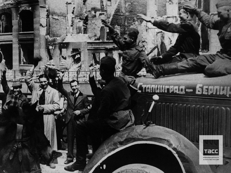 Встреча советских воинов с освобожденными французами, Берлин, май 1945 года.