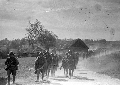 Советские передовые части входят в освобождённую ими деревню