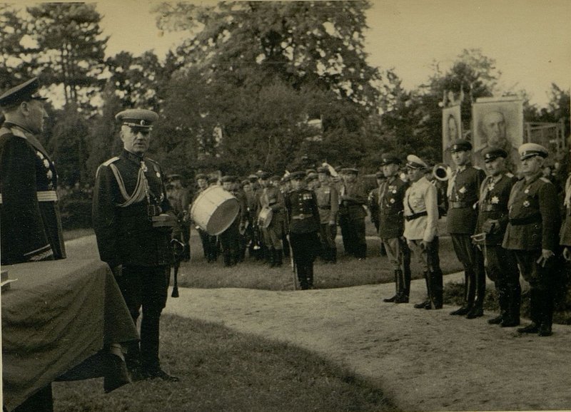 Фотография: Генерал-полковник товарищ Бюрюзов вручает ордена Советского Союза болгарским генералам и офицерам