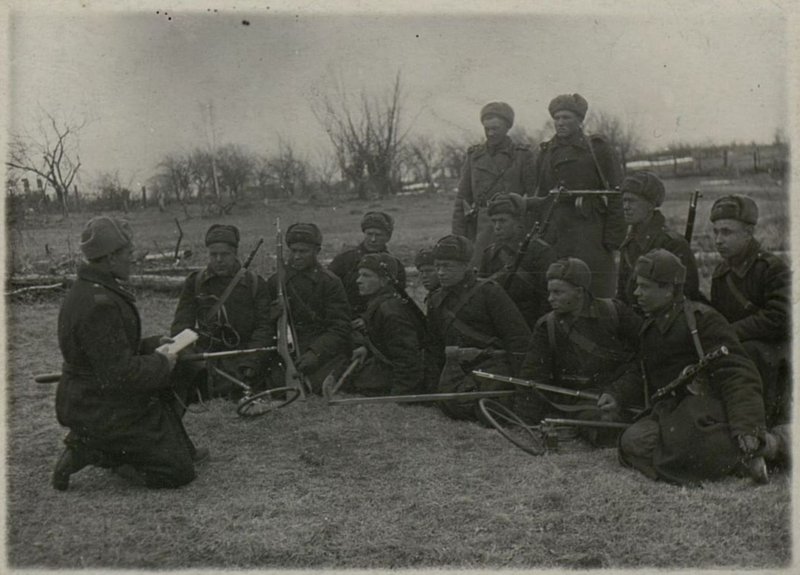 Image: The assistant to the deputy company commander for political affairs holds a meeting with the communists who have perfectly completed their combat mission