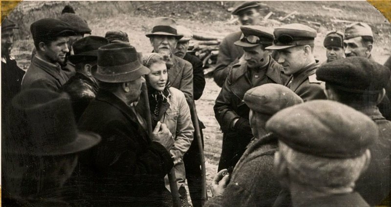 Фотография: Югославия. Жители г. Панчево рассказывают офицерам корпуса о борьбе югославского народа против немецко-фашистских захватчиков