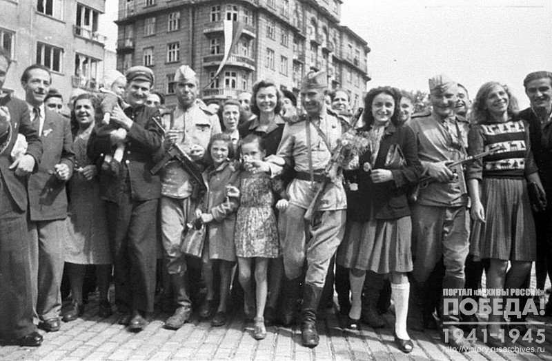 Soldiers of Red Army among the inhabitants of Sofia liberated by them