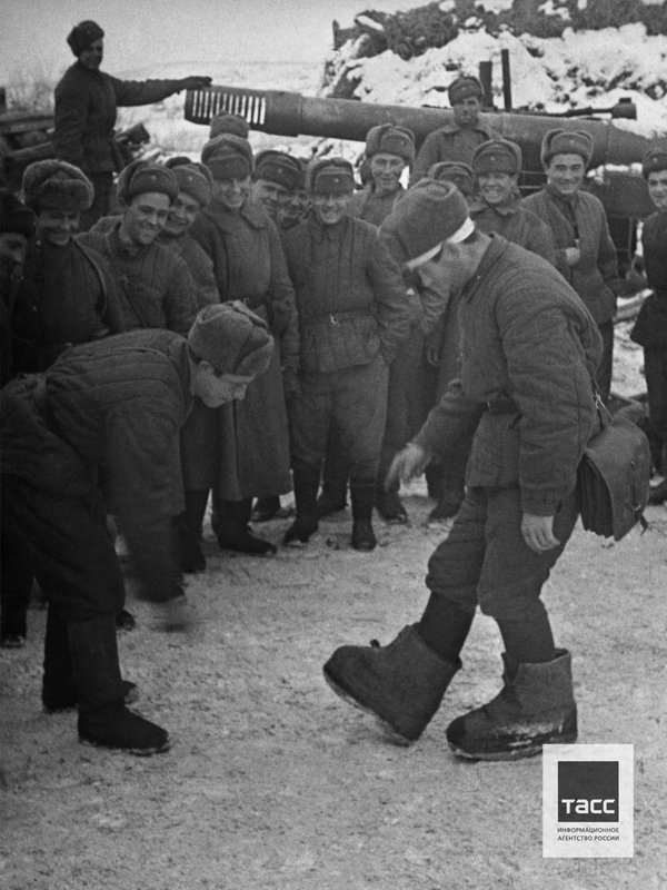 Советские солдаты во время примерки немецких эрзац-валенок в перерыве между сражениями
