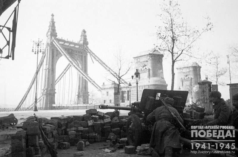 Артиллерийский расчет на боевых позициях у моста через р. Дунай