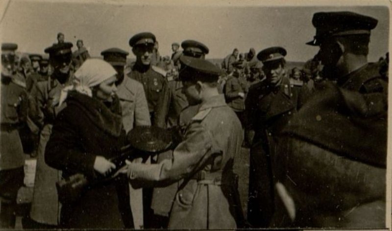 Фотография: Вручение оружия О.Д. Ромашко