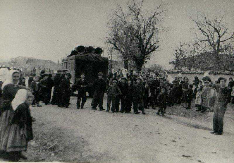 Фотография: Генерал-полковник товарищ Бюрюзов вручает ордена Советского Союза болгарским генералам и офицерам