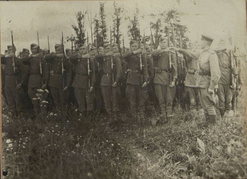 Фотография: Боевая учеба: занятие по строевой