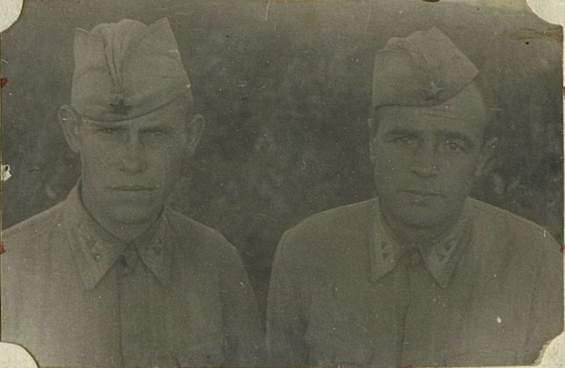Фотография: Радист гвардии сержант Николаев. Телеграфист гвардии сержант. Лето 1942 г.