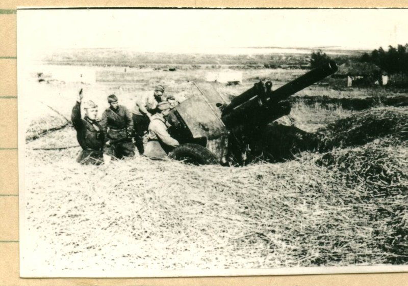 Советские воины у орудия старшего сержанта Н-ской части В.Ф. Дробатулина ведут огонь по противнику севернее г. Воронежа