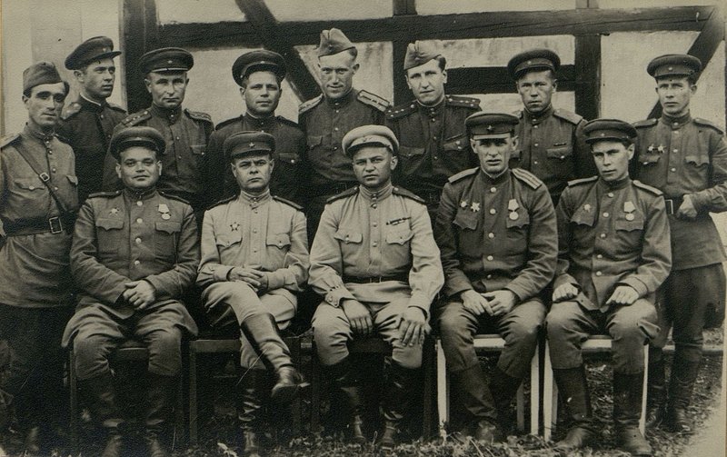 Фотография: Слева направо: 1-й ряд: секретарь партийной комиссии дивизии майор Чернов, Заместитель начальника политотдела майор Зенякин, начальник политотдела подполковник Галахин, ответственный редактор газеты "Вперед на Запад" майор Рабинович и начальник клуба дивизии капитан Пирогов; 2-й ряд: агитатор подива Старший лейтенант Чак, агитатор подива майор Дунайский, инструктор подива капитан Макеенков, инструктор подива майор Масленников, ответственный секретарь редакции капитан Акимов, пом. начальника подива по комсомолу капитан Ребров и инструктор подива майор Камышев