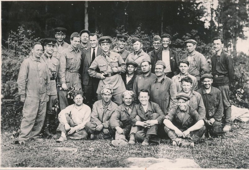 Tankmen, designers and workers at the tankodrome 