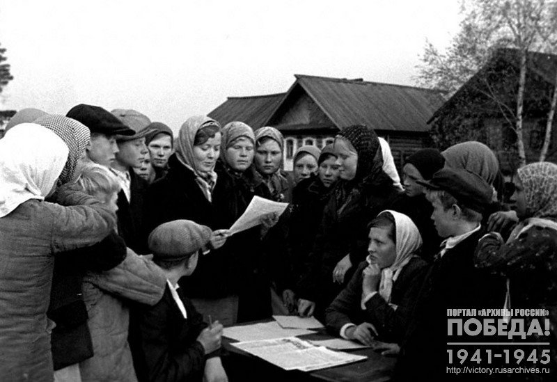 Колхозницы колхоза «Победа» подписывают письмо И.В. Сталину