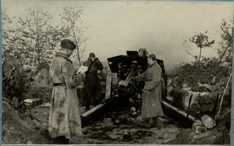 Фотография: Орудийный расчет гвардии старший сержанта Козлова ведет огонь по врагу на его счету 2 подбитых танка и семь огневых точек противника