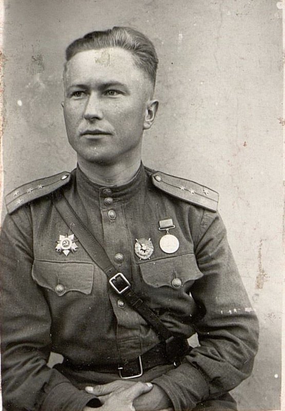 Фотография: Командир 3 стрелковго батальона капитан Конощенков первым в полку награжден орденом "Красное знамя" за зимние бои в 1943 г.